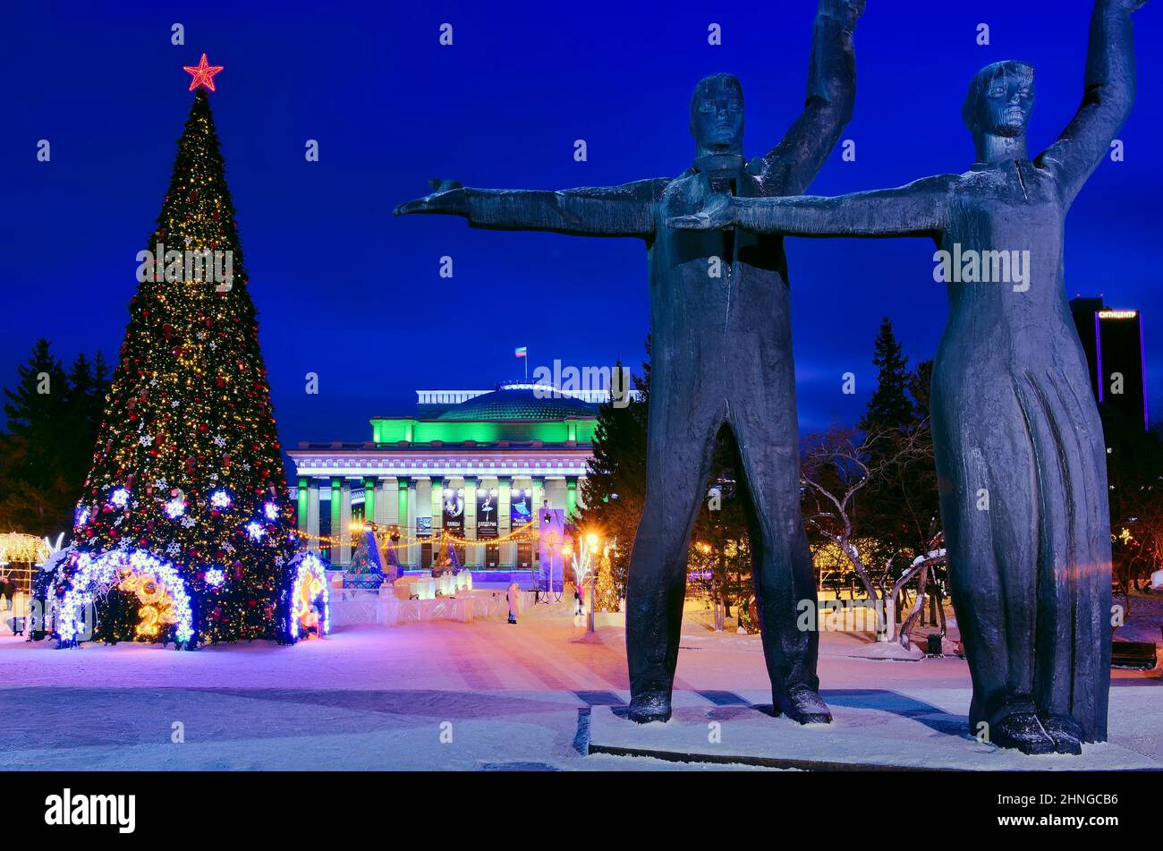 Novosibirsk. Siberia, Russia, 01.09.2022. Lenin Square In The Night Lights. Statues Of Boys And Girls, A Christmas Tree On The Background Of The Opera Stock Photo - Alamy