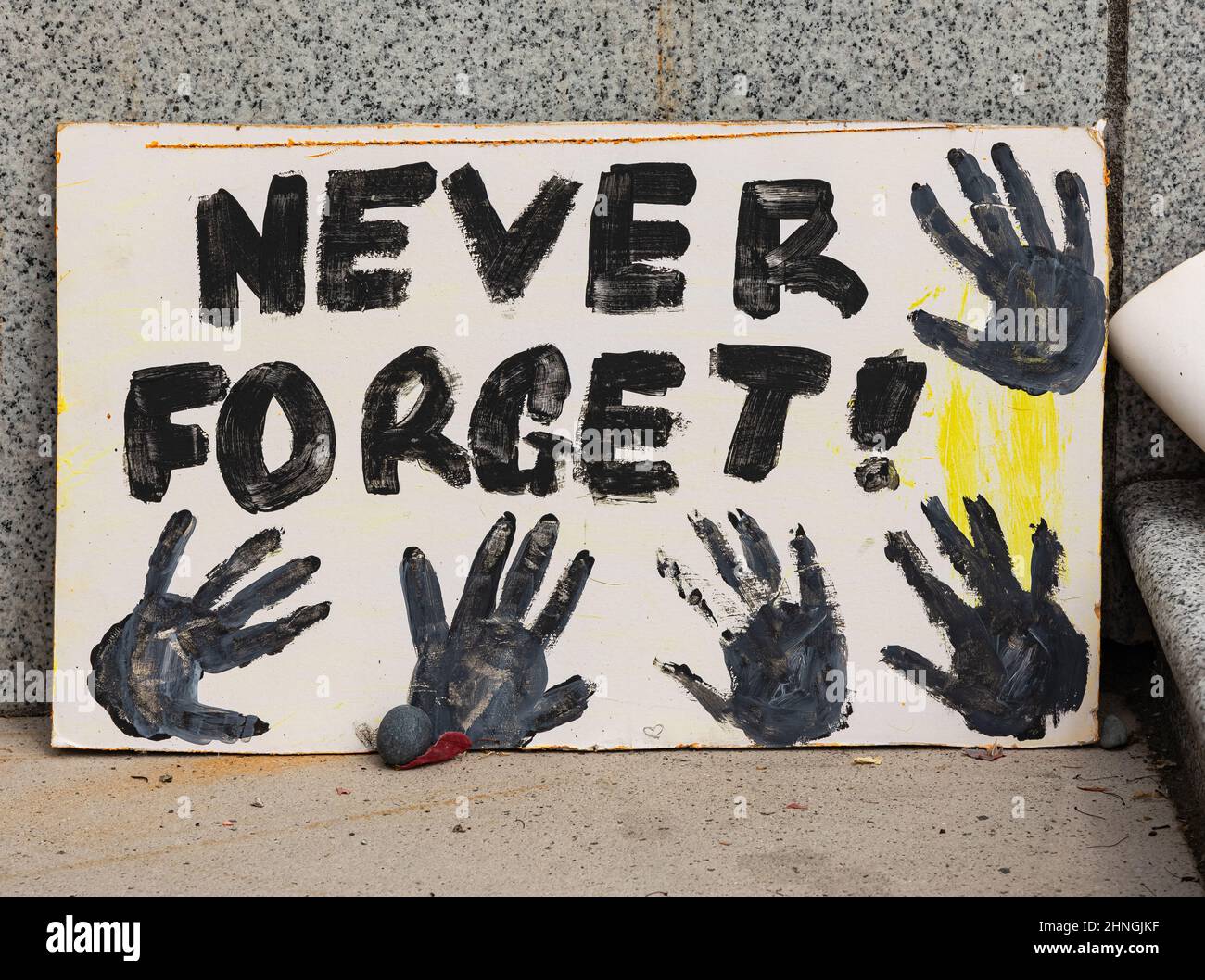 Vancouver BC, Canada-August 15, 2021. A sign never forget is on display on the steps at the memorial for the mourning of the First Nation Kids. Stock Photo
