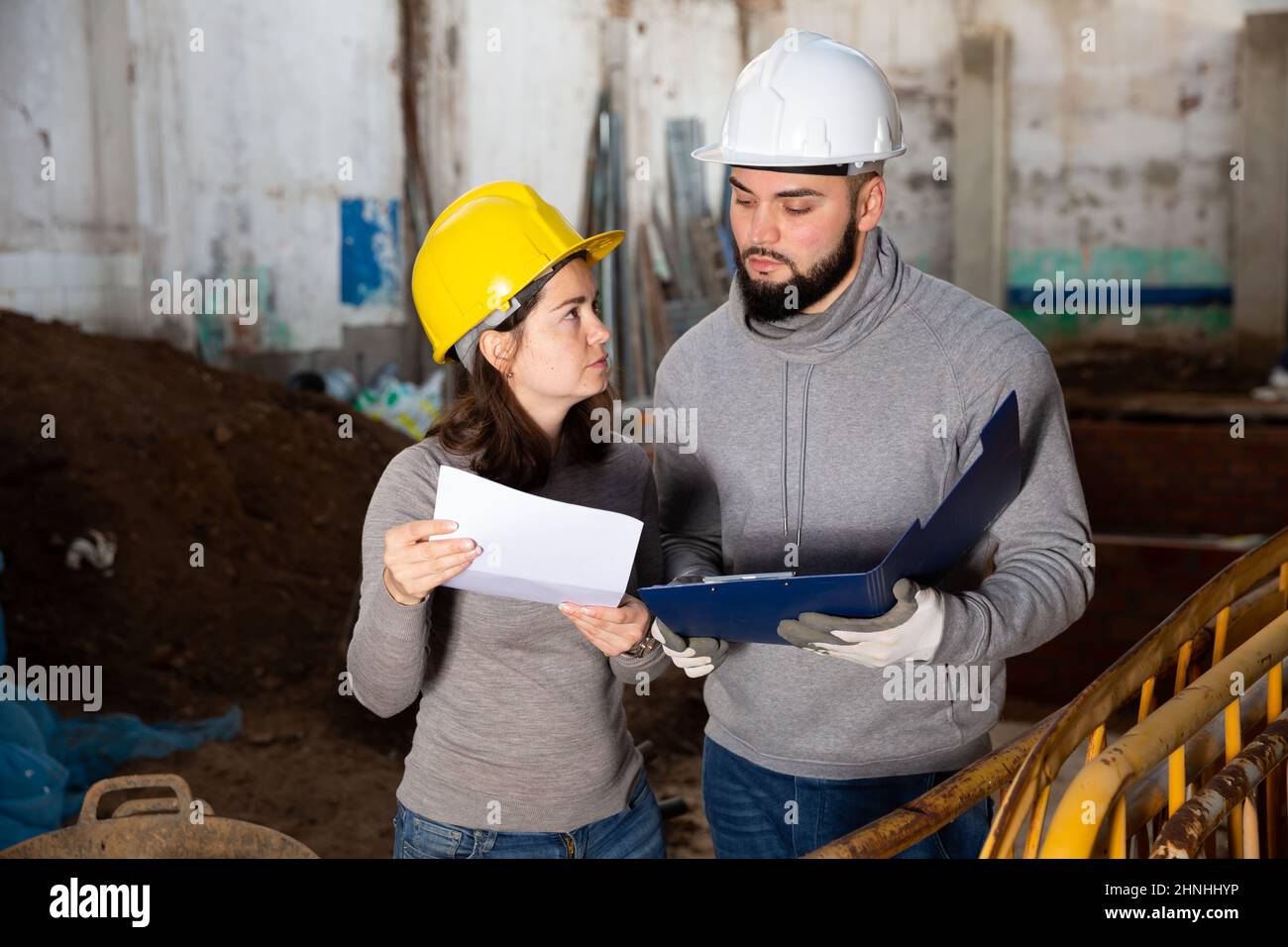 Architect and contractor discussing construction plan Stock Photo - Alamy
