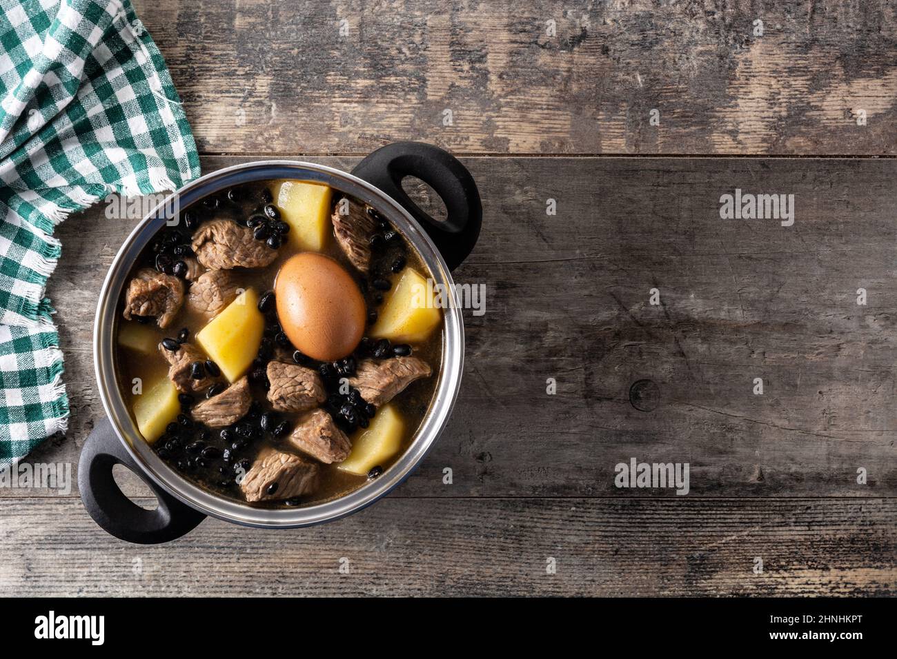 Hot plate for the Sabbath, a pot of spicy meat cooked with potatoes,  barleys, wheat and eggs. Pot of cholent Hamin in hebrew, challah-special  bread in Jewish cuisine. Traditional food Jewish Shabbat Stock Photo - Alamy