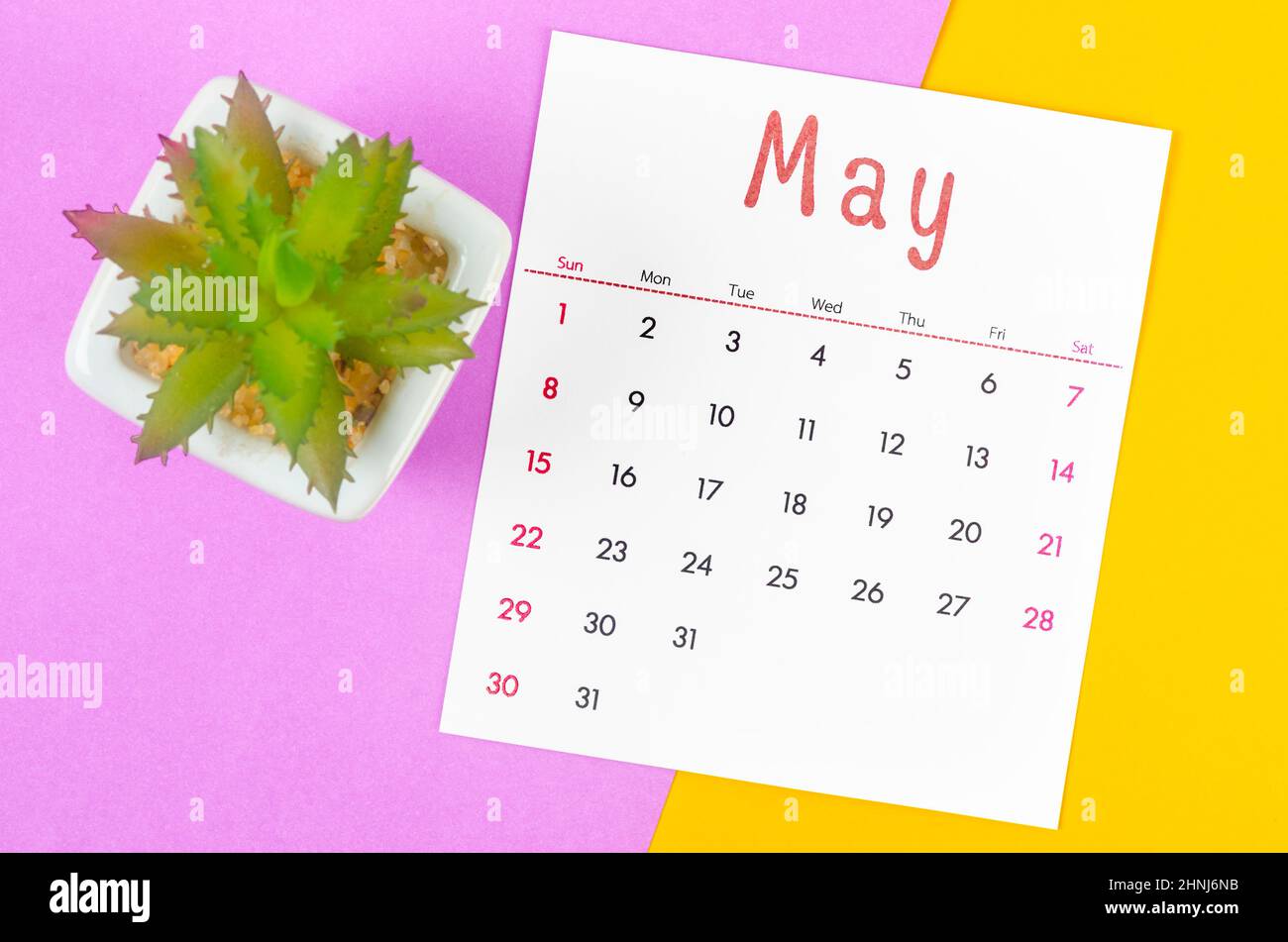 Hình nền máy tính lịch tháng 5 năm 2022: Sắp đến tháng 5 năm 2022, hãy trang trí màn hình máy tính của bạn với hình nền lịch tháng 5 năm 2022 đầy sống động. Mỗi ngày, bạn sẽ được nhắc nhở về các sự kiện quan trọng và cảm nhận sự mới mẻ của mùa xuân.