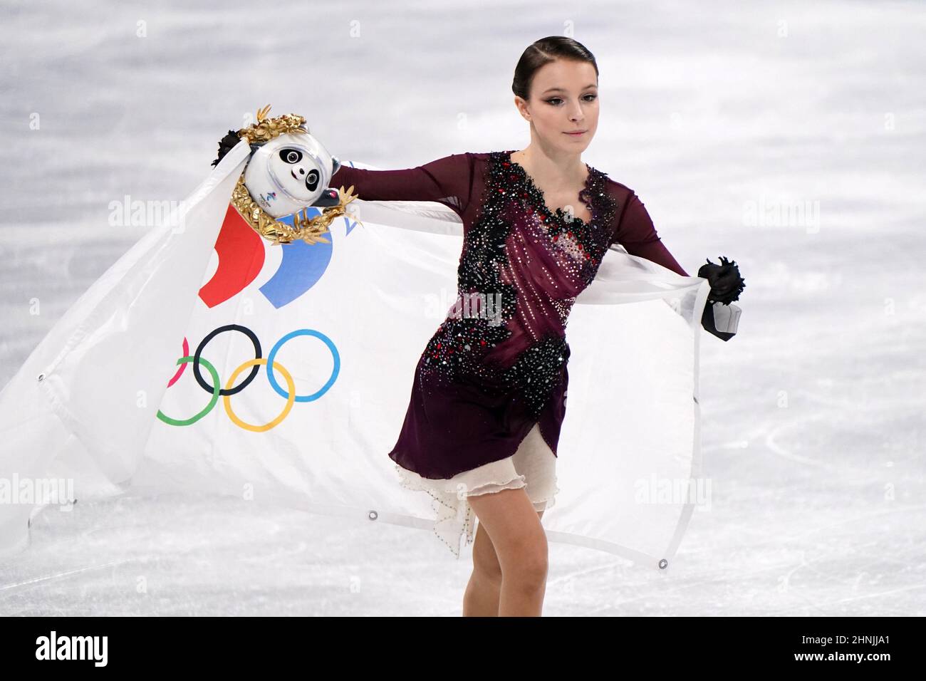 Beijing, China. 17th Feb, 2022. Anna Shcherbakova of Russia, skates with the.Russian Olympic Committee flag and her Bing Dwen Dwen mascot during the venue ceremony for the Women's Single Figure Skating Free Program in the Capital Indoor Stadium at the Beijing 2022 Winter Olympic on Thursday, February 17, 2022. Shcherbakova won the gold medal. Photo by Richard Ellis/UPI Credit: UPI/Alamy Live News Stock Photo