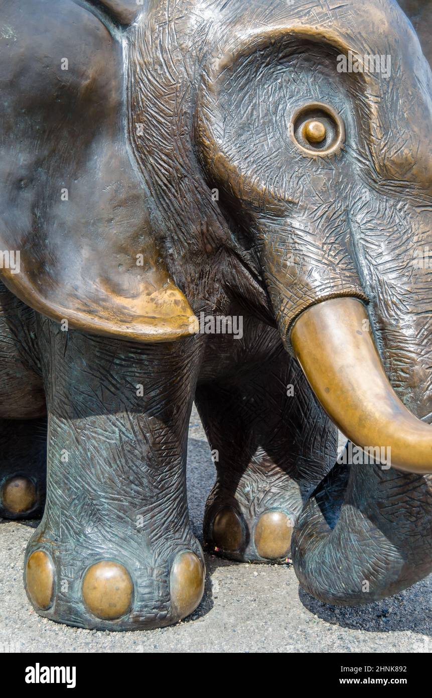 Bronze elephant statue hires stock photography and images Alamy