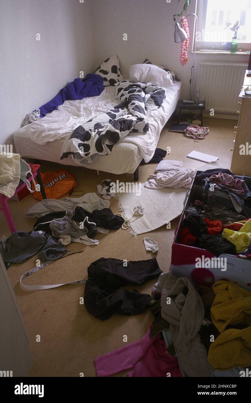 Messy Teenage Bedrooms Free Cluttered Teen Room Photo Bedroom,