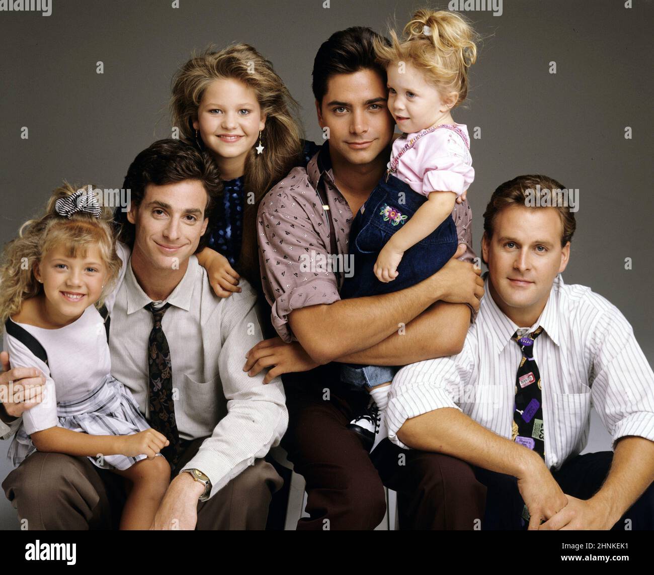 MARY-KATE OLSEN, ASHLEY OLSEN, BOB SAGET, JOHN STAMOS, DAVE COULIER, JODIE SWEETIN and CANDACE CAMERON BURE in FULL HOUSE (1987), directed by JEFF FRANKLIN. Credit: LORIMAR PRODUCTIONS / Album Stock Photo