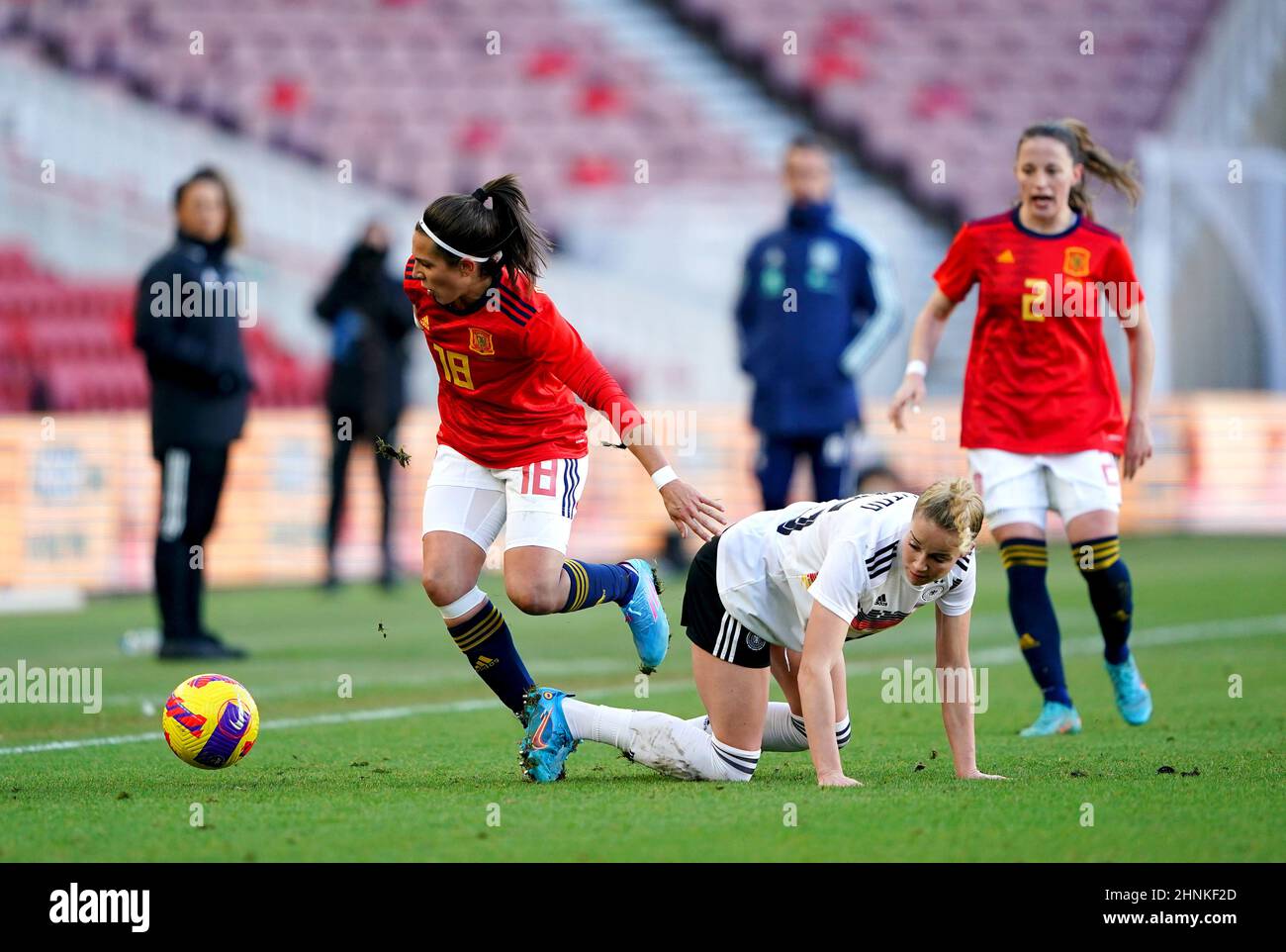 Spain's Marta Cardona (left) and Germany's Giulia Gwinn battle for the ball during the Arnold Clark Cup match at the Riverside Stadium, Middlesbrough. Picture date: Thursday February 17, 2022. Stock Photo
