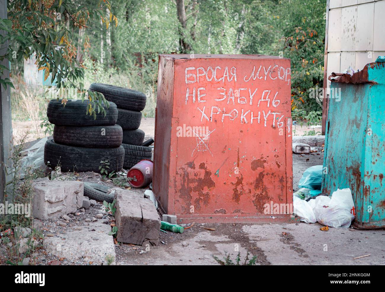 box with russian note throwing rubbish don't forget grunt Stock Photo