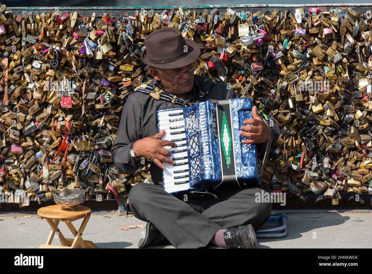 Paris accordeon hi-res stock photography and images - Alamy