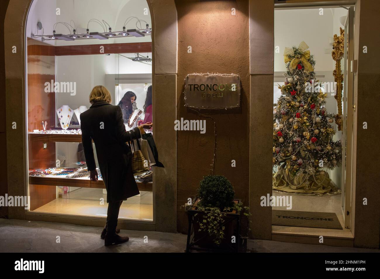 Roma, Italia 18/12/2013: Shopping Natalizio, via del Corso. © Andrea Sabbadini Stock Photo