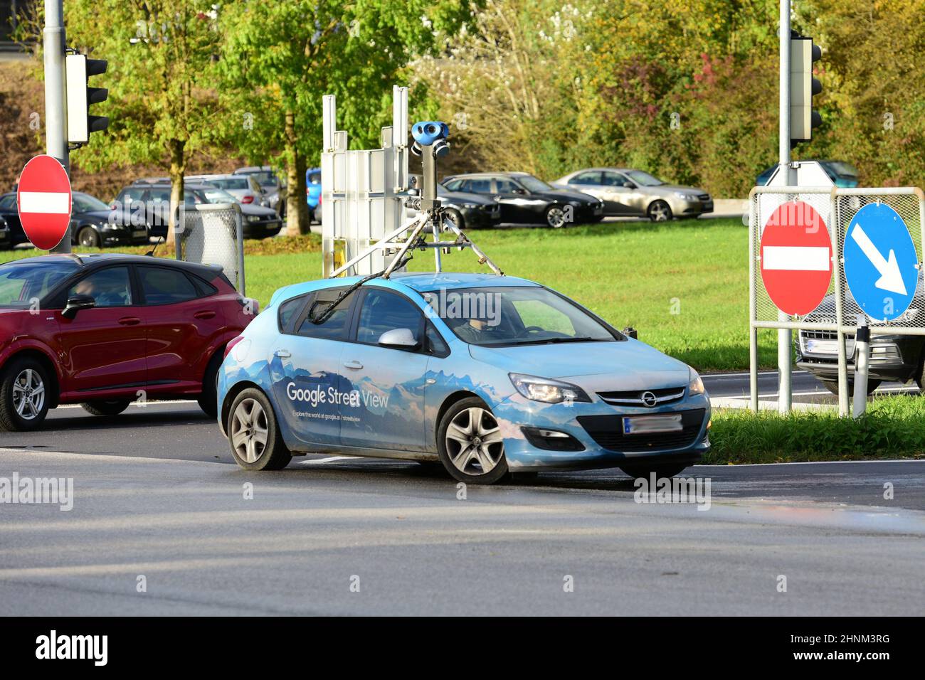 Ein Fahrzeug von Google Street View in der Näheder Westautobahn in Steyrermühl, Oberösterreich, Österreich, Europa - A Google Street View vehicle near the motorway A1 in Steyrermühl, Upper Austria, Austria, Europe - Stock Photo