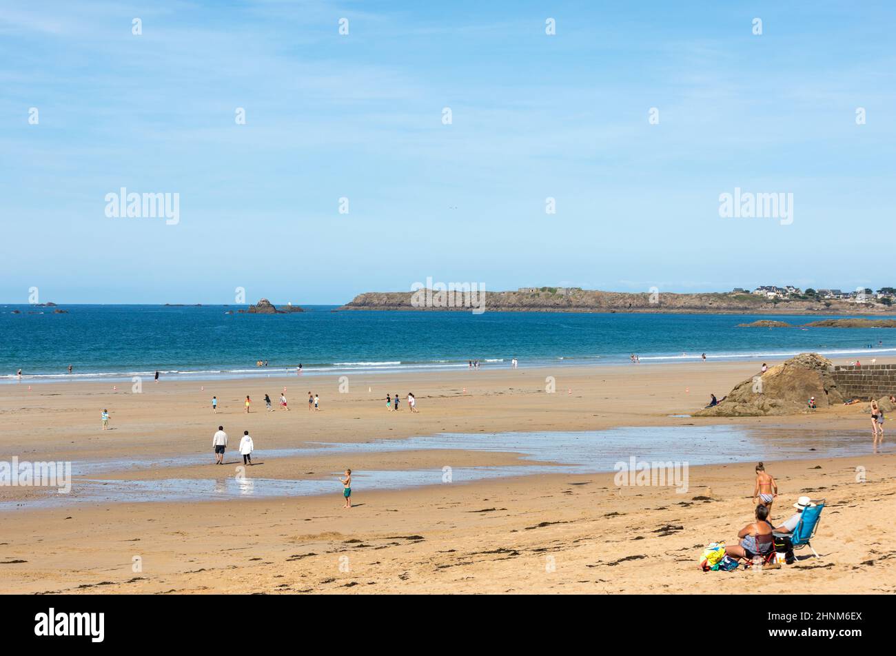Romantic walk of people on the picturesque beach of Saint Malo. Brittany, France Stock Photo
