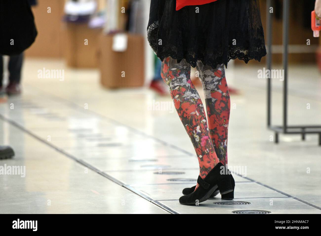 Frau mit gemusterter, bunter Blumen-Strumphose von hinten - Woman with patterned, colorful flower tights from behind Stock Photo