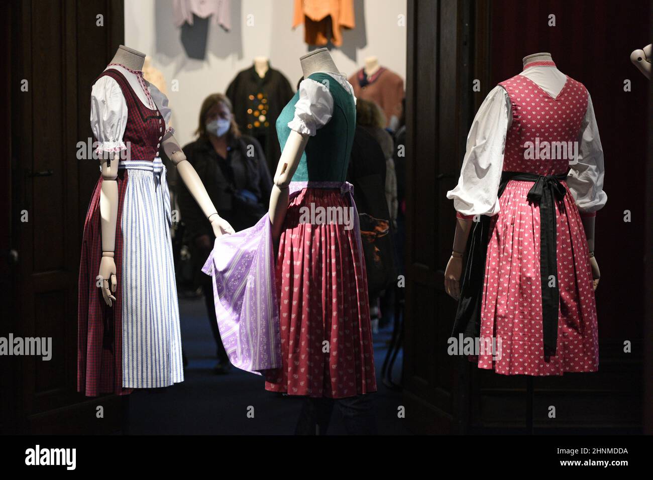 Das 'Dirndl', ein typisch österreichisches und bayerisches Kleid, Europa - The 'Dirndl', a typical Austrian and Bavarian dress, Europe Stock Photo