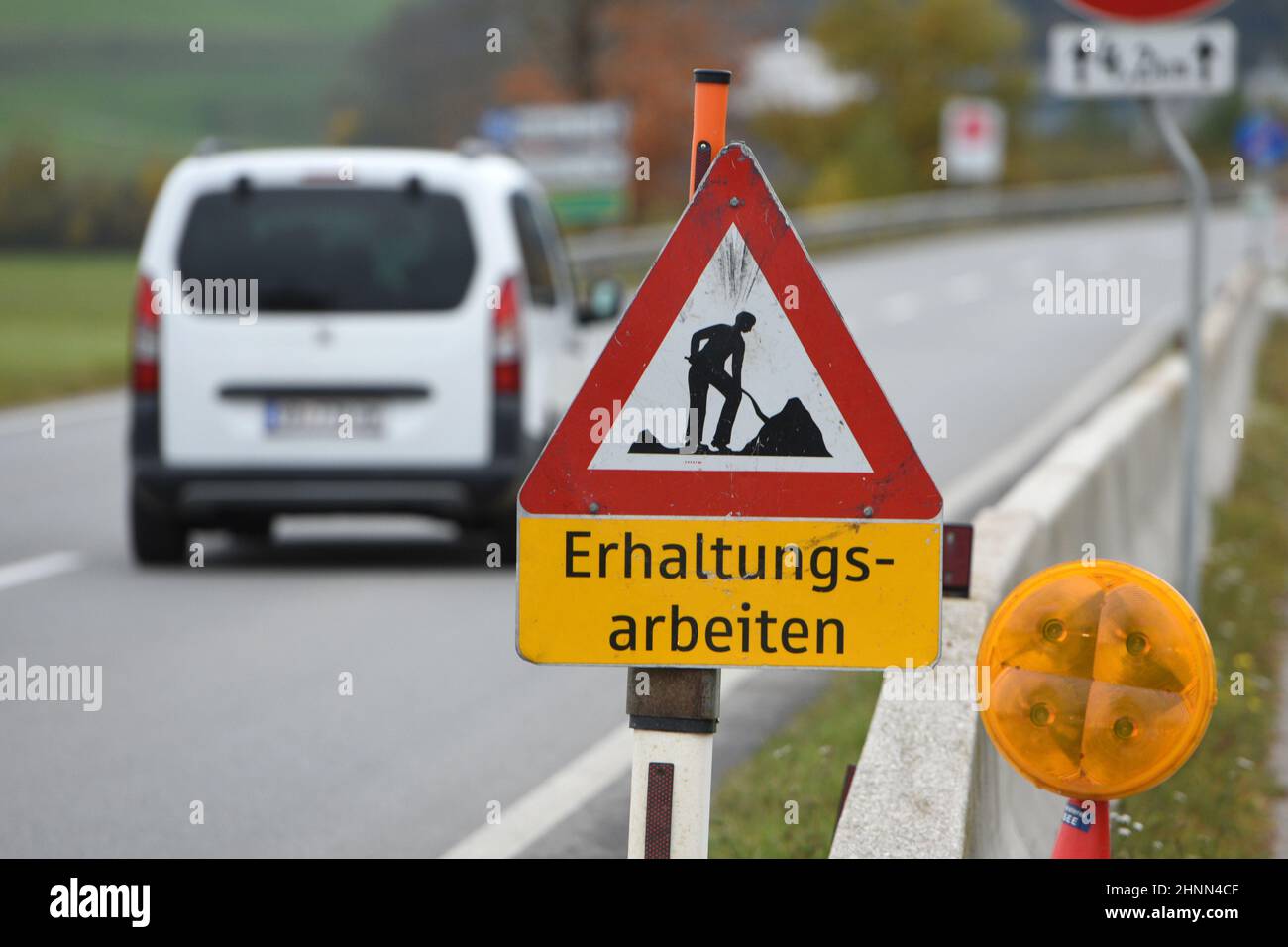 Schild 'Erhaltungsarbeiten' auf einer Straße in Österreich, Europa - Sign 'Conservation works' on a street in Austria, Europe Stock Photo