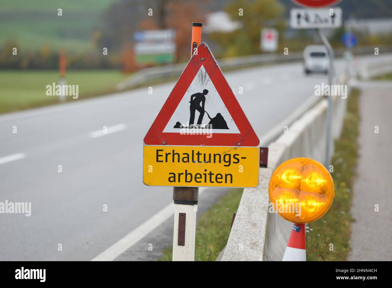 Schild 'Erhaltungsarbeiten' auf einer Straße in Österreich, Europa - Sign 'Conservation works' on a street in Austria, Europe Stock Photo