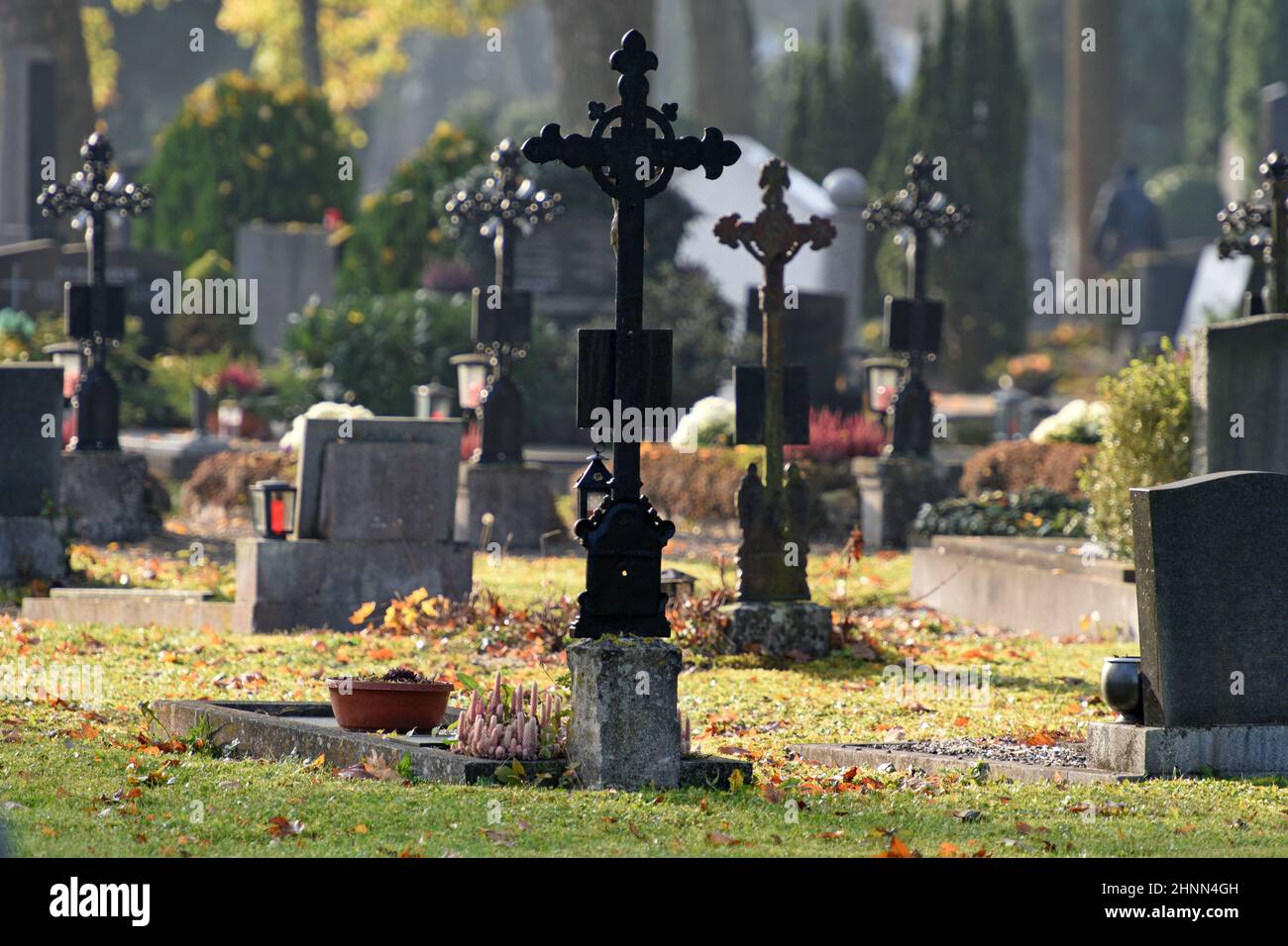Gräber auf dem Friedhof Wels im Herbst, Österreich, Europa - Graves in the cemetery Wels in autumn, Austria, Europe Stock Photo