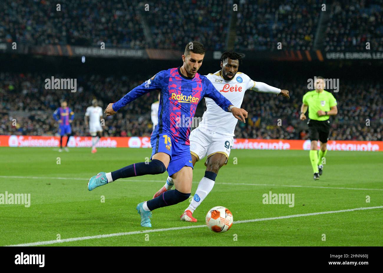 Barcelona,Spain.17 February,2022.  Ferran Torres dribles during the Europa League match between FC Barcelona and SSC Napoli at Camp Nou Stadium. Credit: rosdemora/Alamy Live News Stock Photo