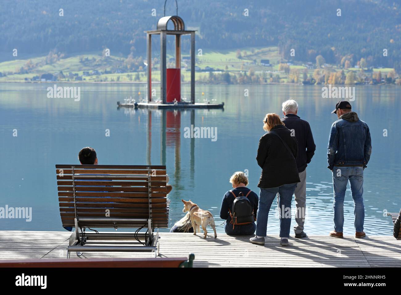 Urlauber am Ufer des Wolfgangsees im Herbst in Sankt Wolfgang, Oberösterreich, Österreich, Europa - Vacationers on the shores of Lake Wolfgang in autumn in Sankt Wolfgang, Upper Austria, Austria, Europe Stock Photo