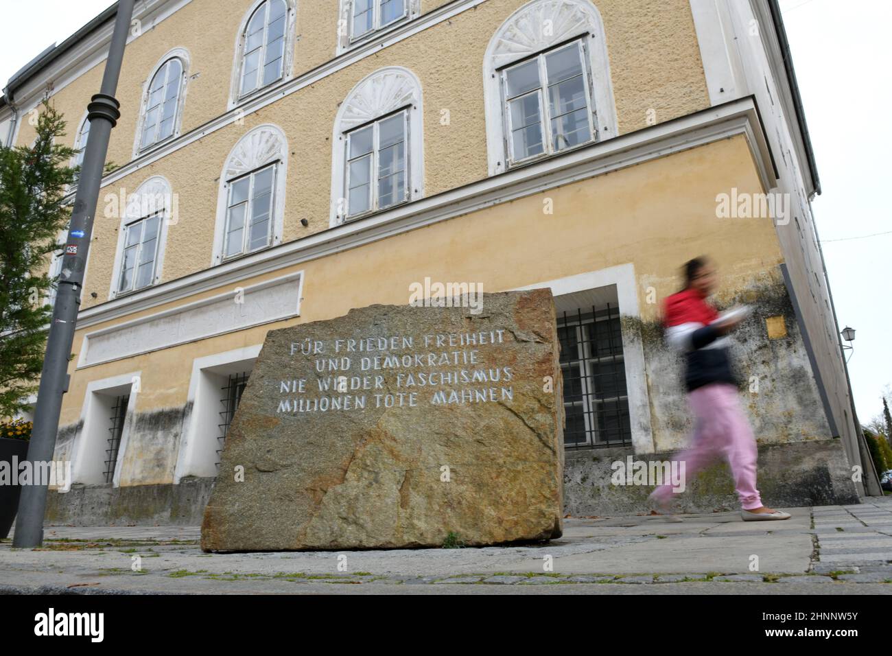 Mahnmal vor dem Hitler-Geburtshaus in Baunau am Inn, Österreich, Europa - Memorial in front of the house where Hitler was born in Braunau am Inn, Austria, Europe Stock Photo