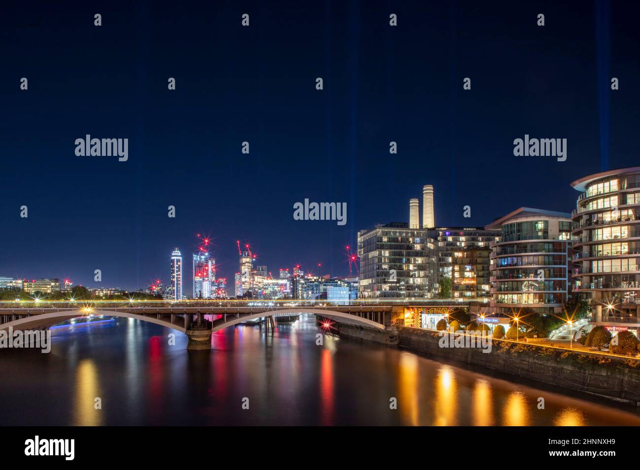UK, London, Wandsworth, the River Thames, Grosvenor Railway Bridge, The Centurion & Power Station West Bldgs (foreground) & construction in Nine Elms Stock Photo