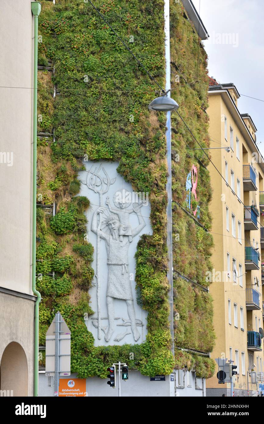 Begrünte Fassade der Magistratsabteilung 48 (Abfallwirtschaft) der Stadt Wien, Österreich, Europa - Green facade of Magistratsabteilung 48 (waste management) of the City of Vienna, Austria, Europe Stock Photo