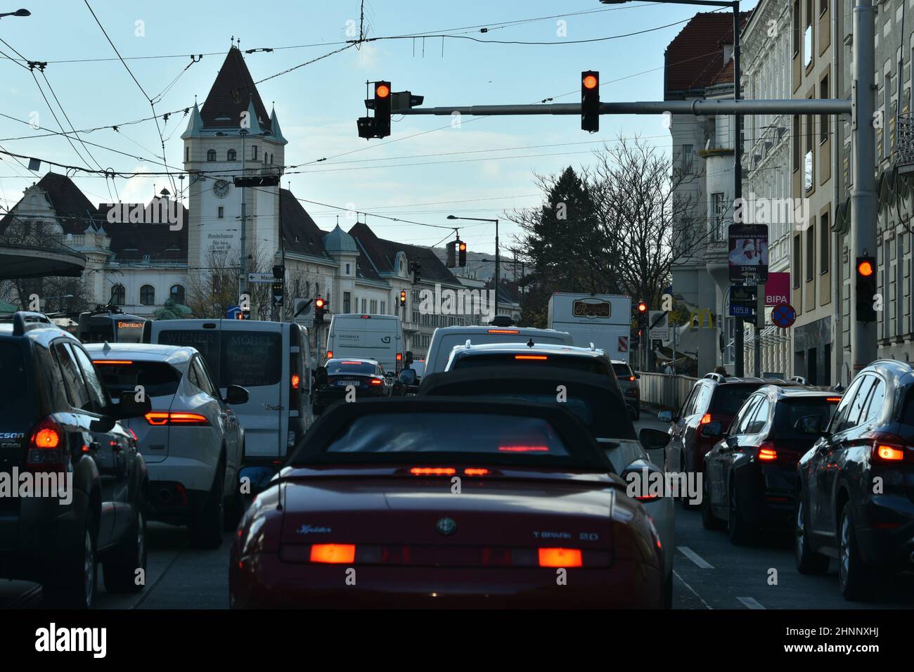 Verkehrsstau vor einer Ampel am Abend in Wien, Österreich, Europa - Traffic jam in front of a traffic light in the evening in Vienna, Austria, Europe Stock Photo