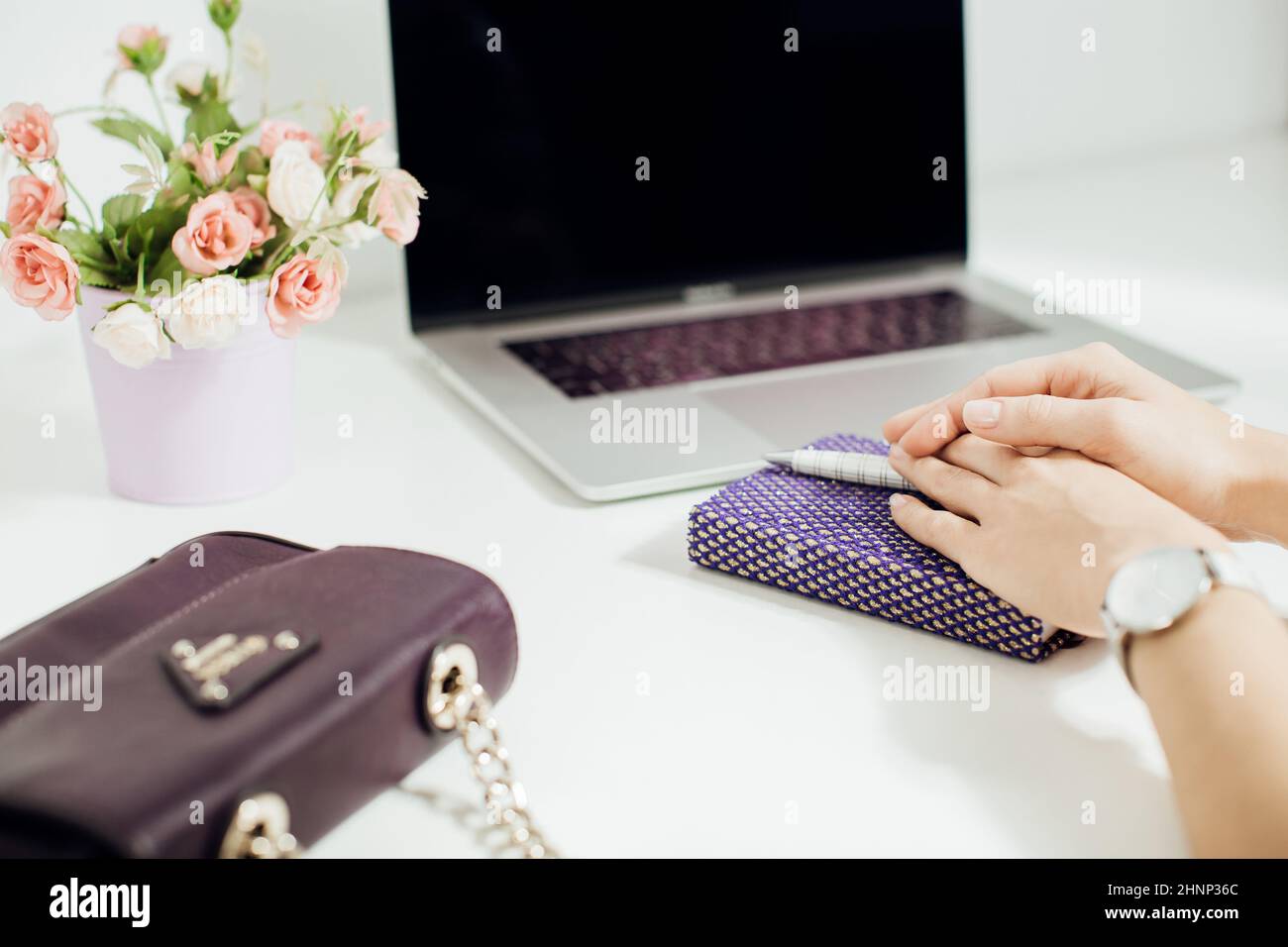 Business woman holding flowers laptop hi-res stock photography and images -  Alamy