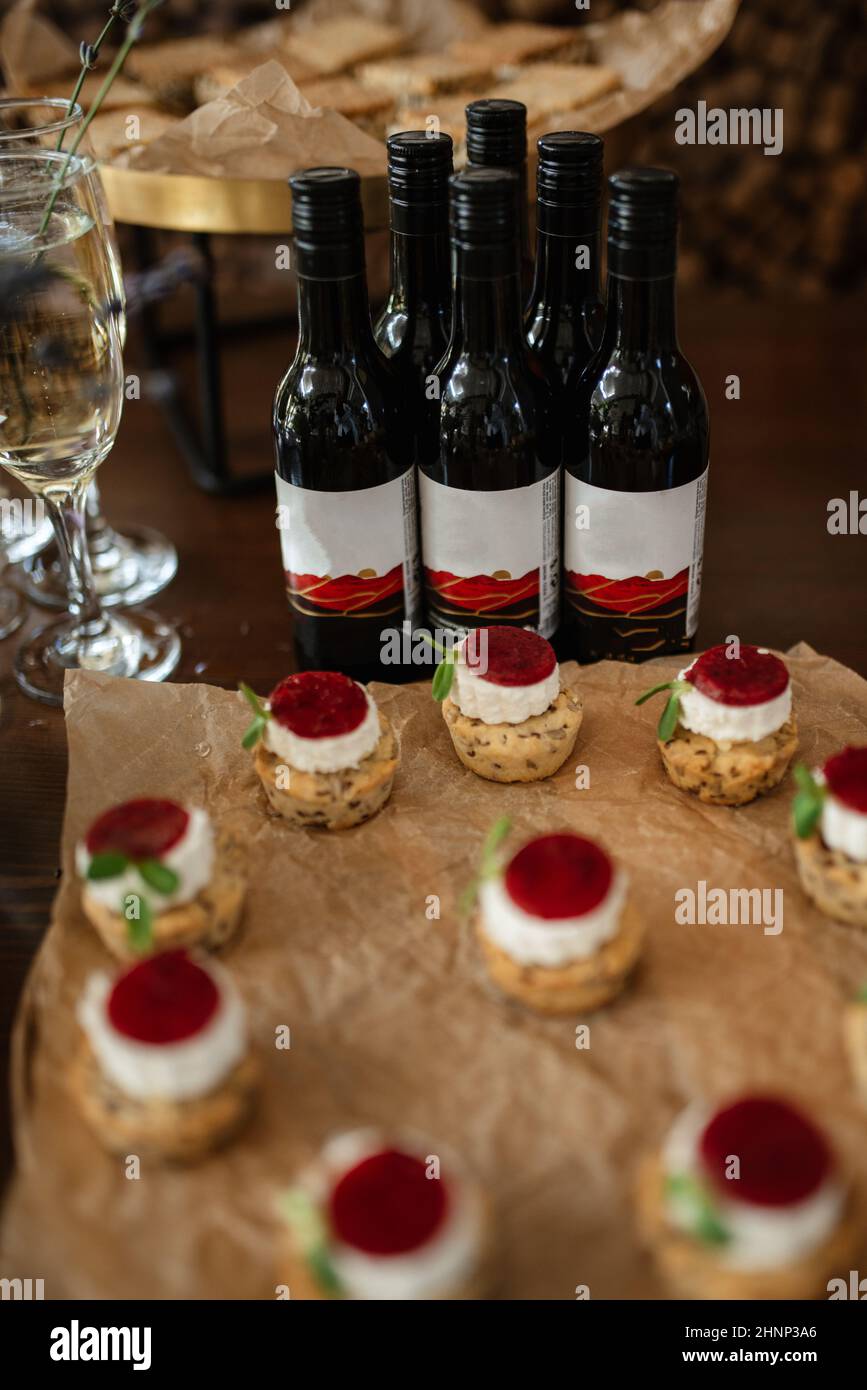 buffet with alcohol and snacks Stock Photo Alamy