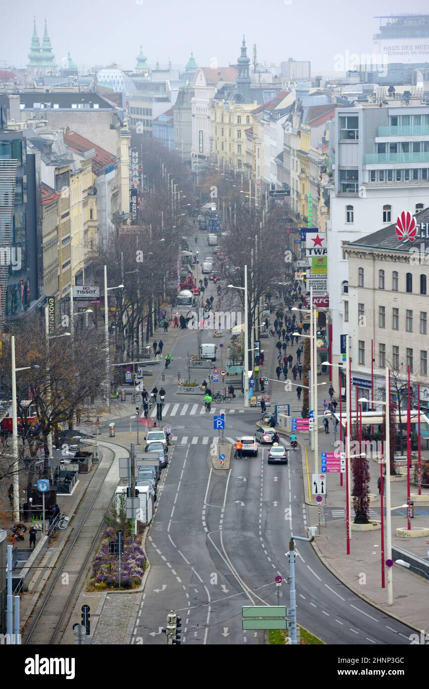 Die Einkaufsstraße Mariahilfer Straße in Wien (Österreich) - The Mariahilfer Straße shopping street in Vienna (Austria) -. Stock Photo
