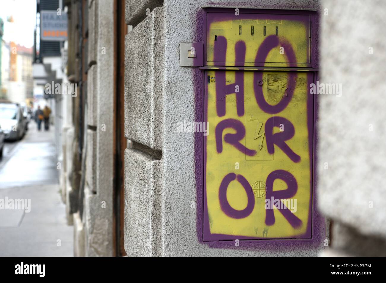 Graffito 'Horror' an einer Hauswand in Wien, Österreich, Europa - Graffito 'Horror' on a house wall in Vienna, Austria, Europe Stock Photo