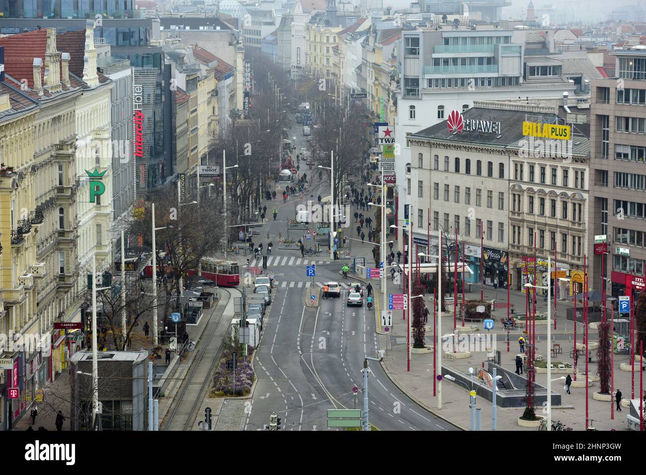 Die Einkaufsstraße Mariahilfer Straße in Wien (Österreich) - The Mariahilfer Straße shopping street in Vienna (Austria) -. Stock Photo