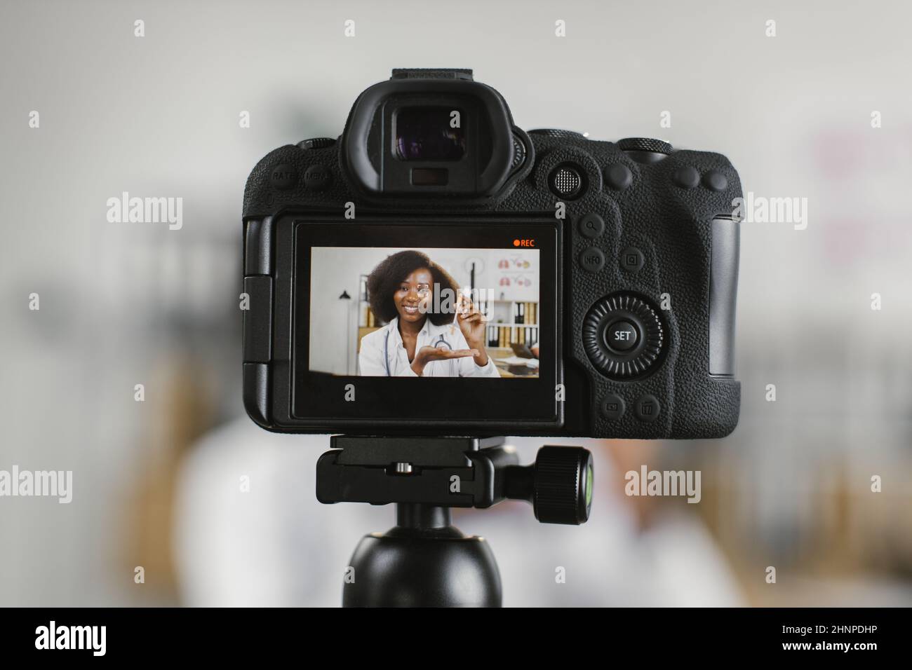 Medical worker using syringe hi-res stock photography and images - Alamy