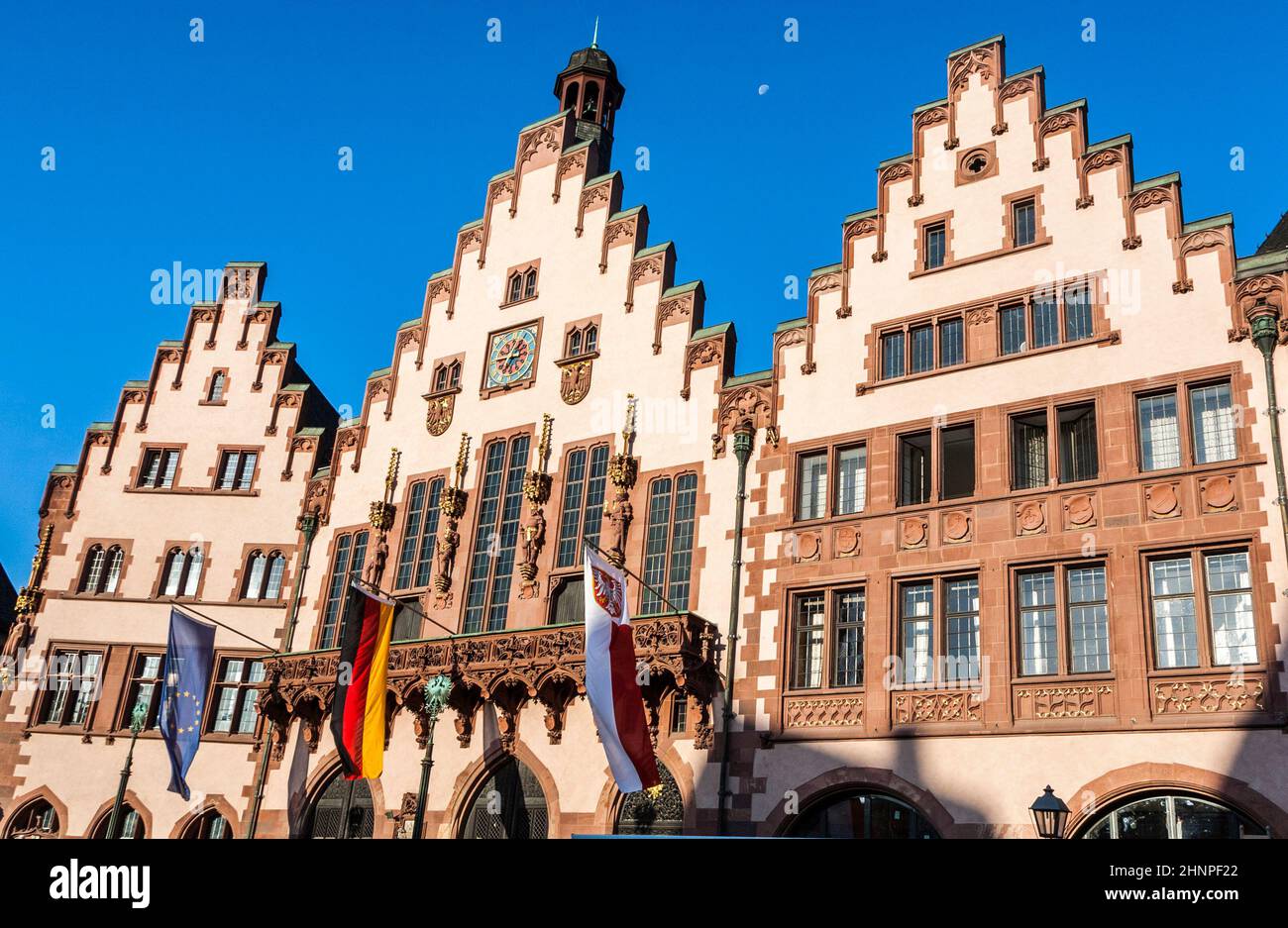 Famous town. жк фэмоус. химмель штрассе молькинг. старинные улочки европы. тынский храм рисунок.