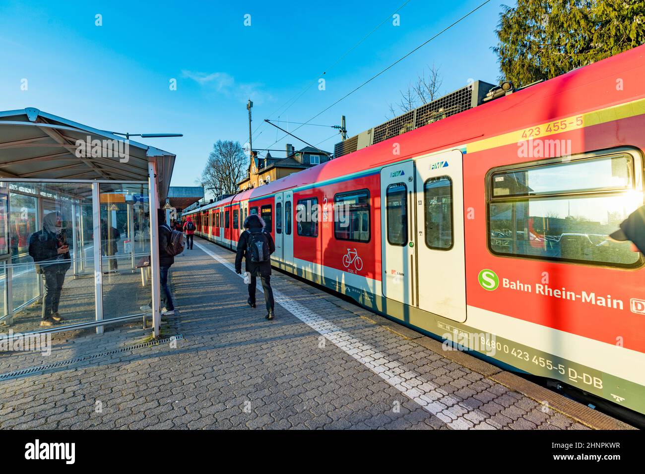 people waiting outside at the trai platform of  the S-Bahn, the public transportation system in Frankfurt for the metro Stock Photo