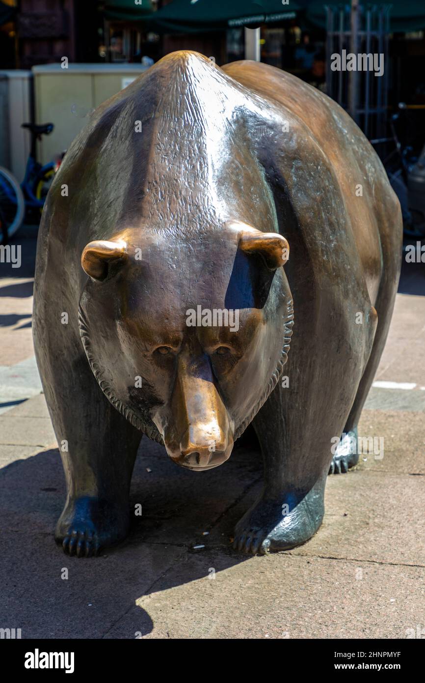 Bear and Bull sculpture in front of Frankfurt Stock Exchange building Stock Photo