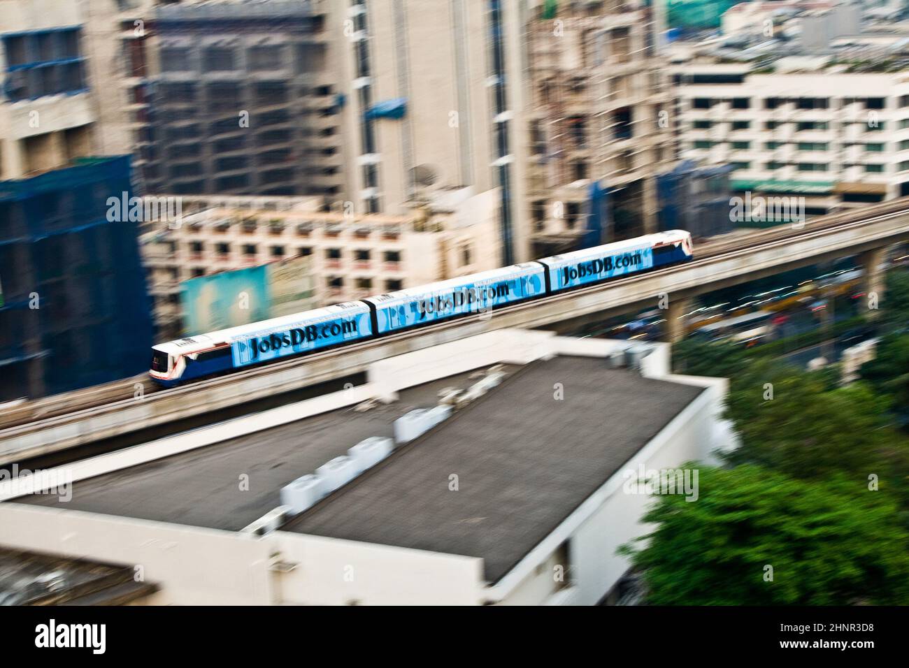 Sky Train in motion between station NANA and ASHOKA Stock Photo