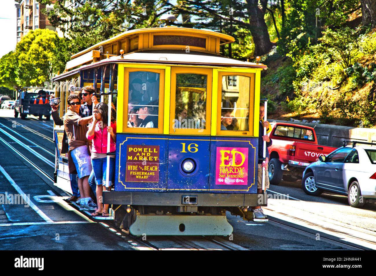Cable Car passes the Powell street in rush hour Stock Photo Alamy