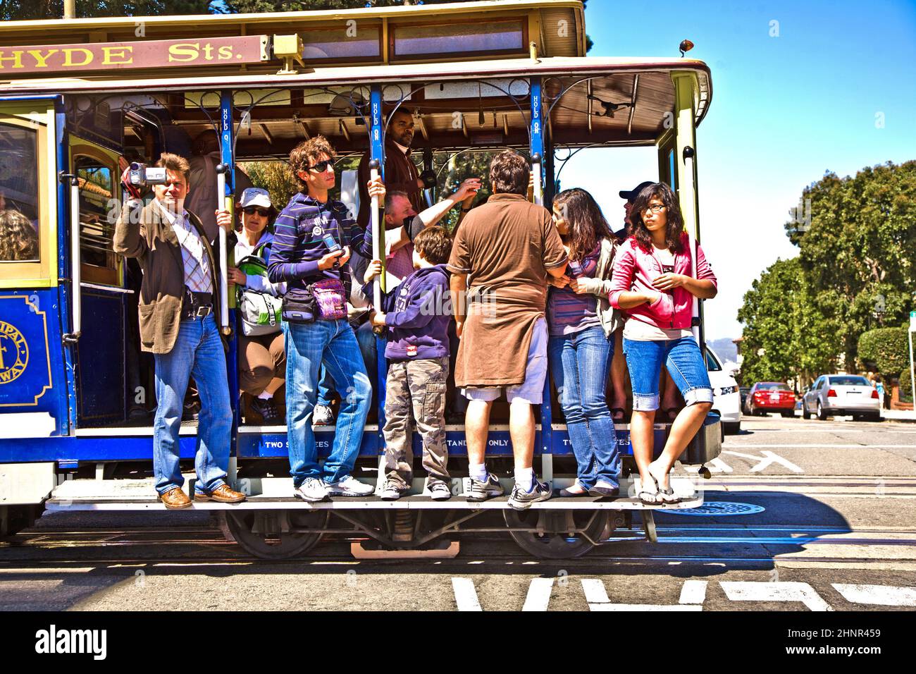 Cable Car passes the Powell street in rush hour Stock Photo Alamy