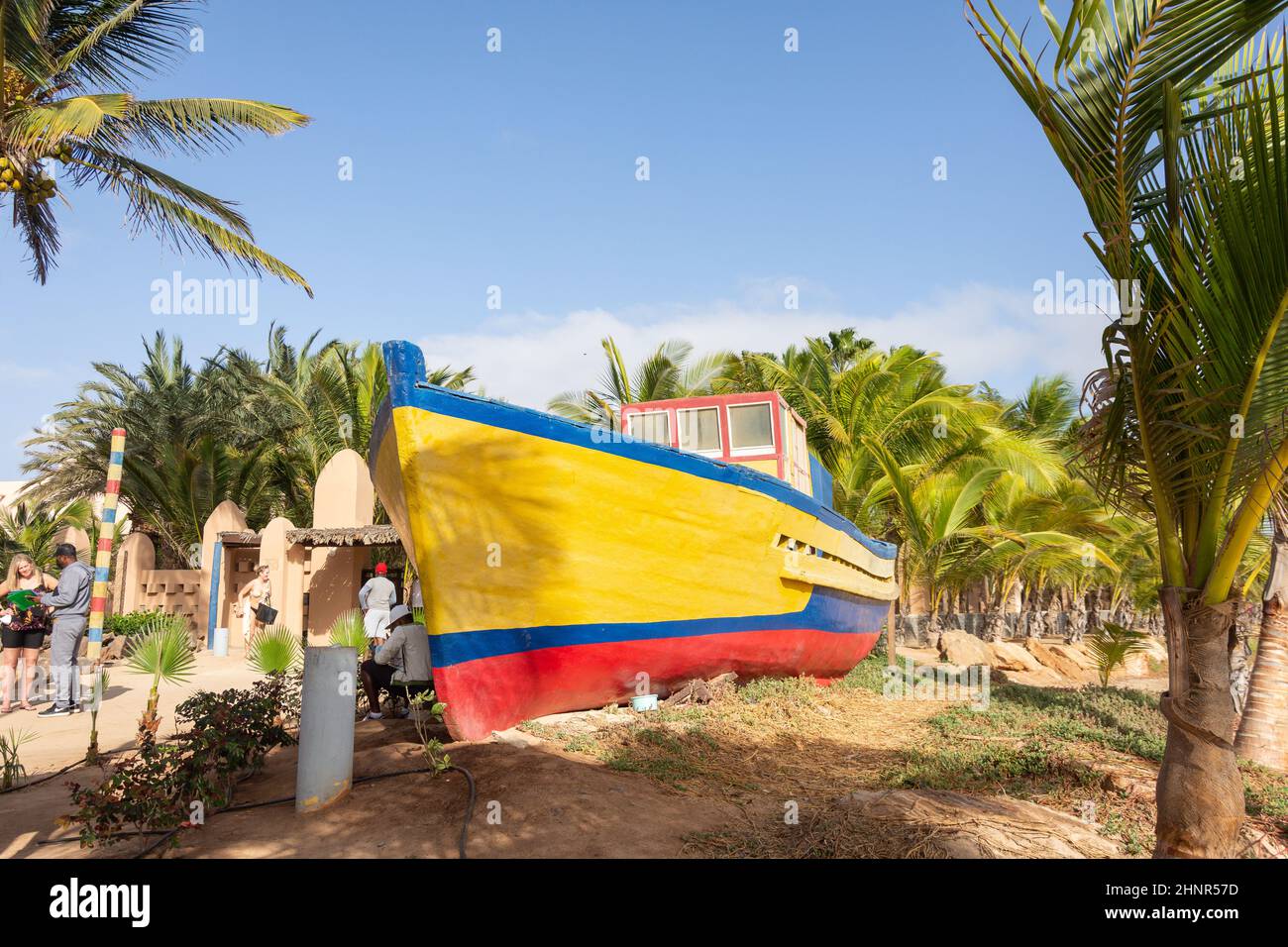 Colourful fishing boat on path to beach, Rui Funana Hotel, Santa Maria, Sal, República de Cabo (Cape Verde) Stock Photo