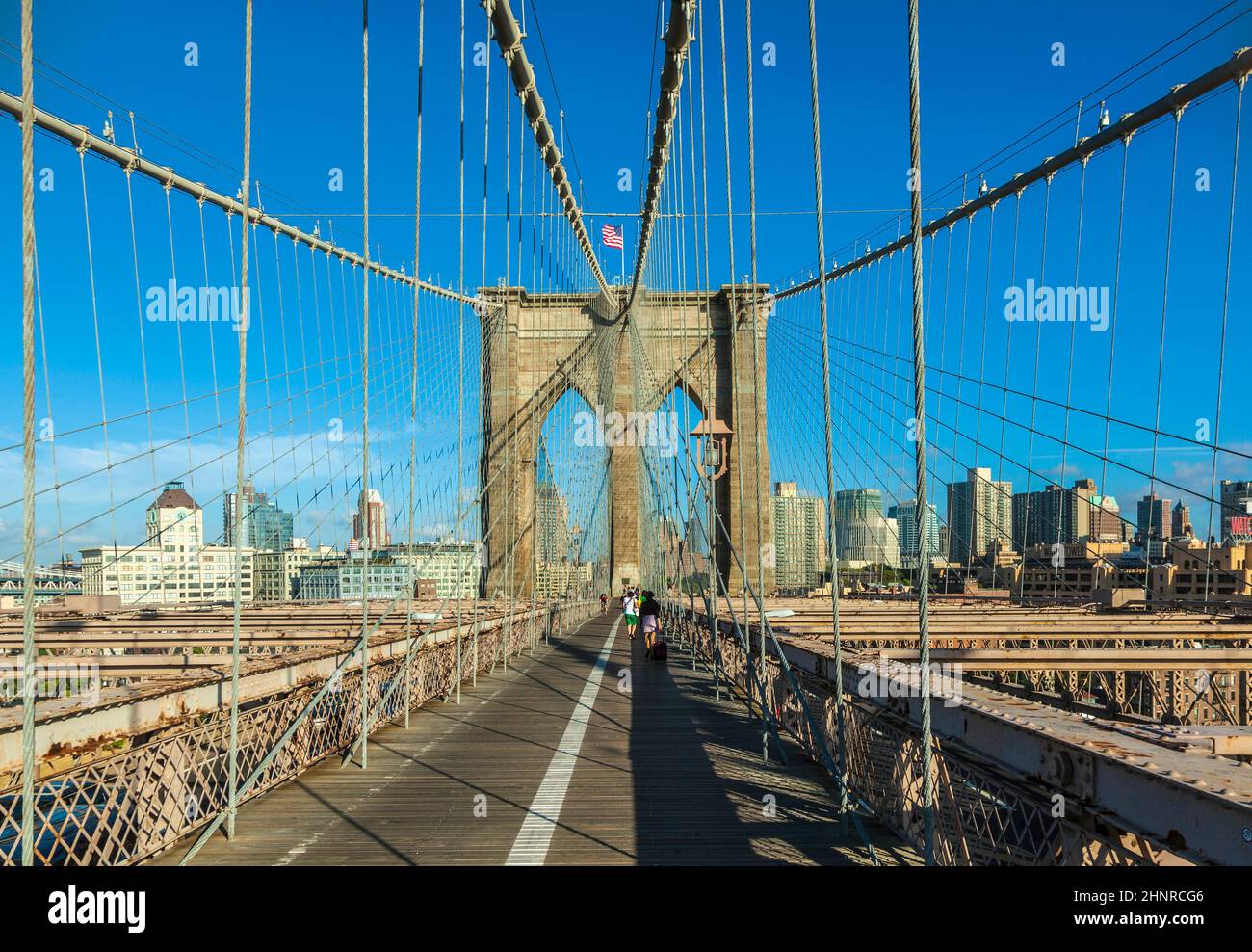 Tourists and residents cross Brooklyn Bridge Stock Photo Alamy