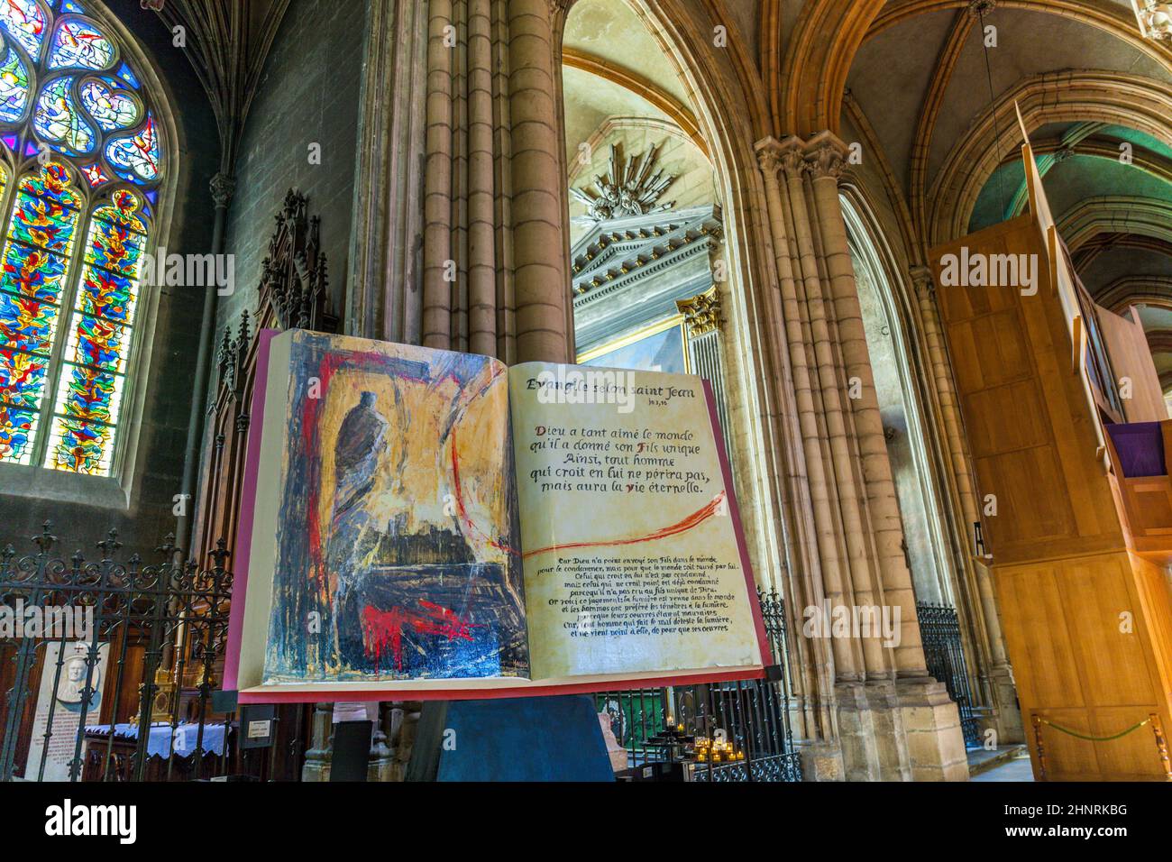 Inside the nave of the Cathedrale Saint-Jean-Baptiste de Lyon - Saint John Stock Photo