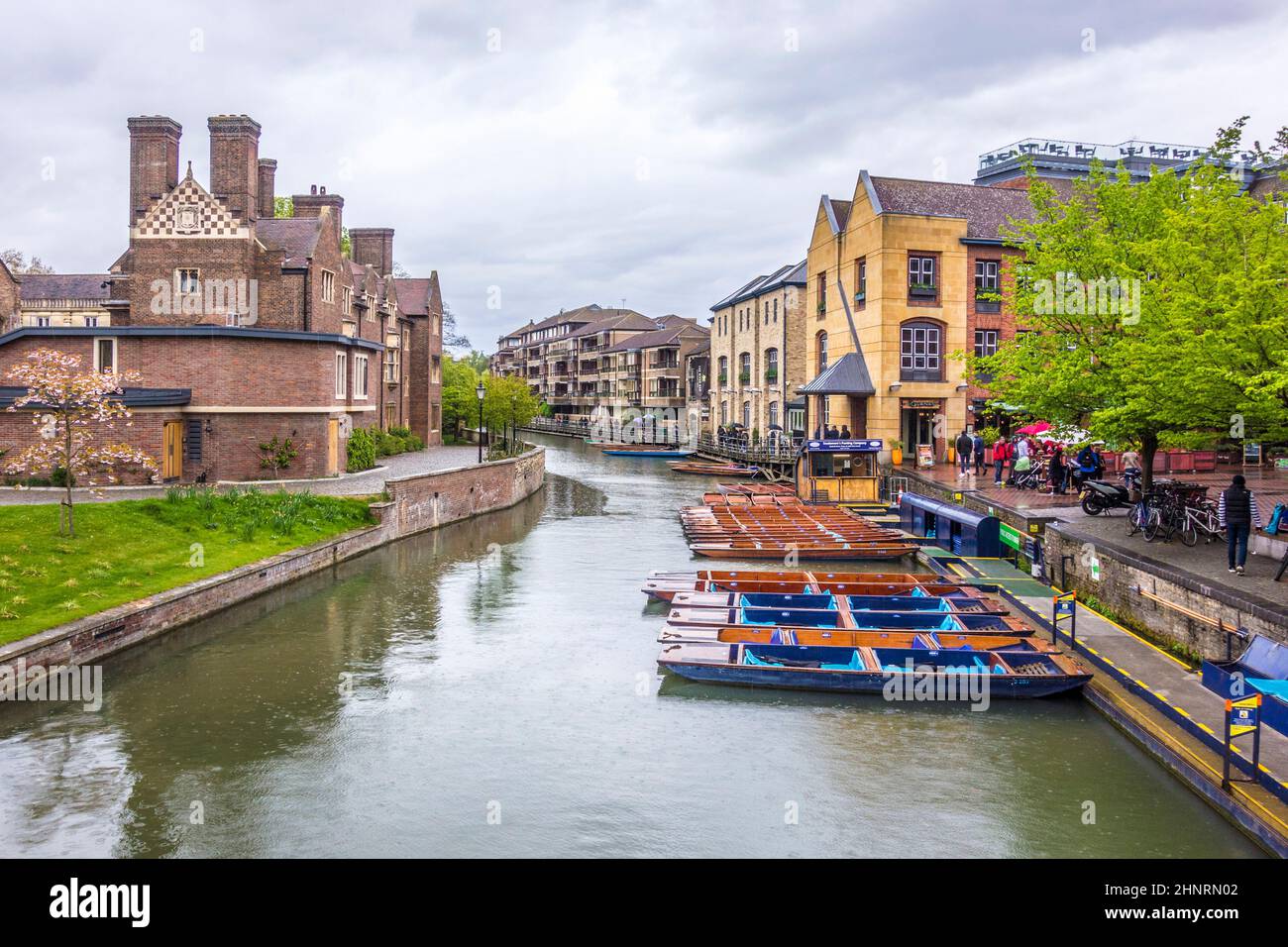 People enjoying a rainy spring day, punting in river Cam in Cambridge Stock Photo