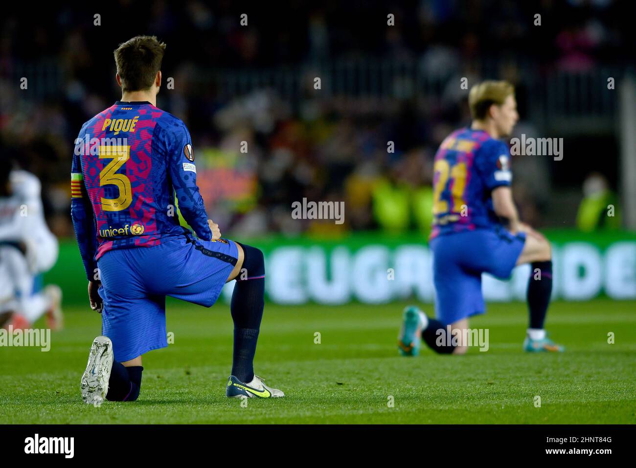 Barcelona,Spain.17 February,2022.  Gerard Pique (3) of FC Barcelona and Frenkie de Jong (21) of FC Barcelona during the Europa League match between FC Barcelona and SSC Napoli at Camp Nou Stadium. Credit: rosdemora/Alamy Live News Stock Photo