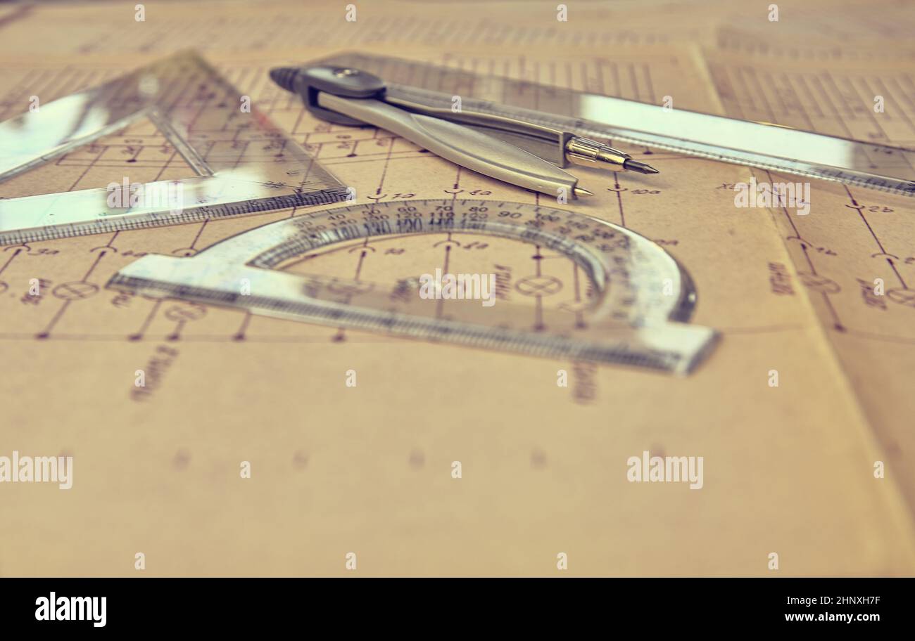 Brass reduction compass or proportional scale divider. Geometry tool used  to scale up or down designs and in navigation to transfer distance on  charts Stock Photo - Alamy