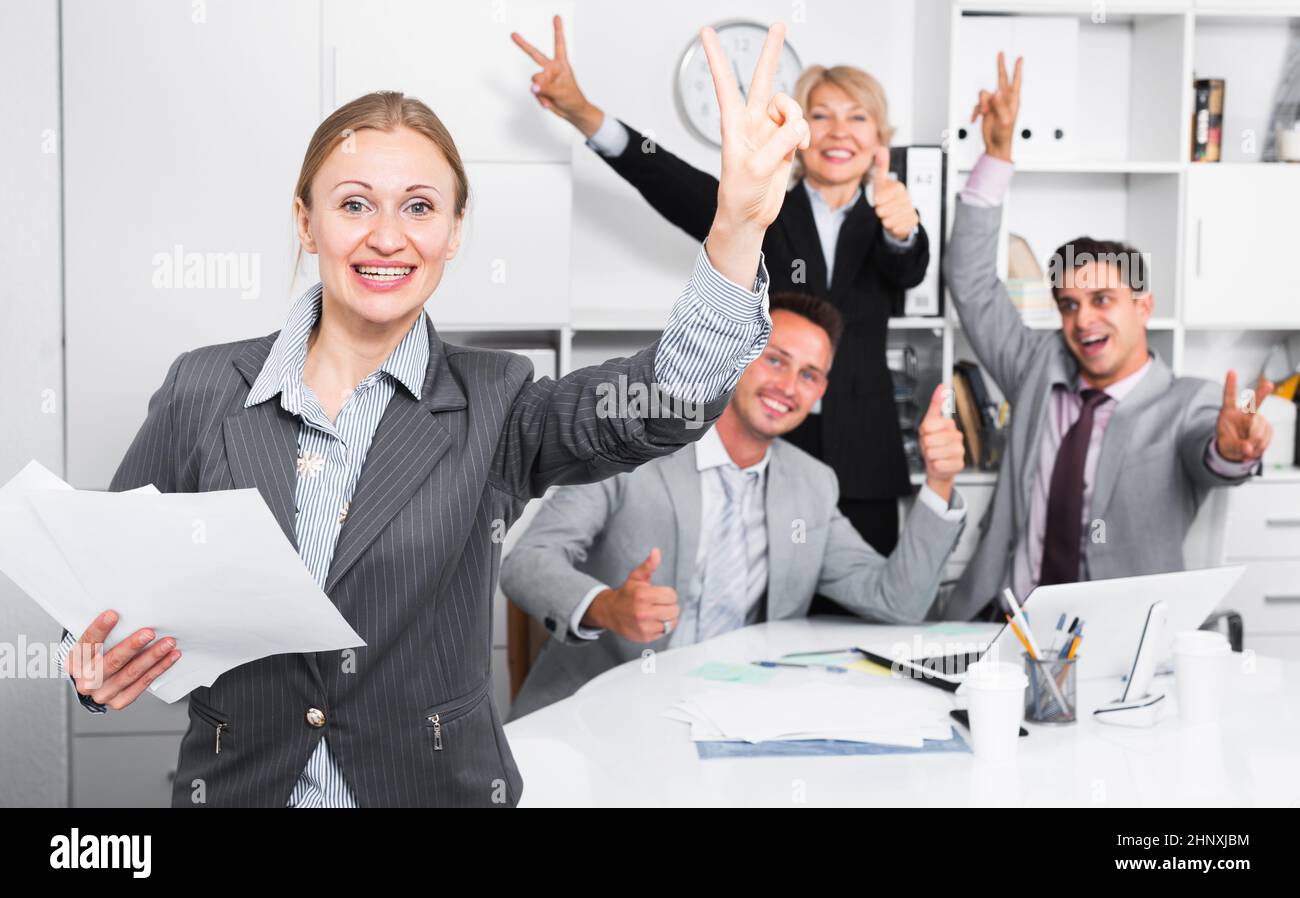 Office group celebration happy hi-res stock photography and images - Alamy