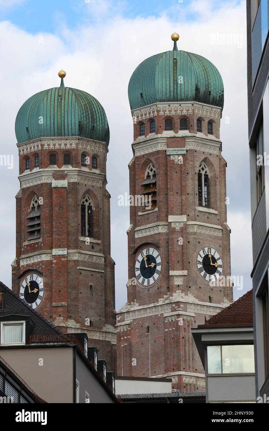 Der Dom zu 'Unserer Lieben Frau', in München kurz 'Frauenkirche' genannt, ist eine katholische spätgotische Kirche mit 2 Zwiebeltürmen und 1494 geweih Stock Photo