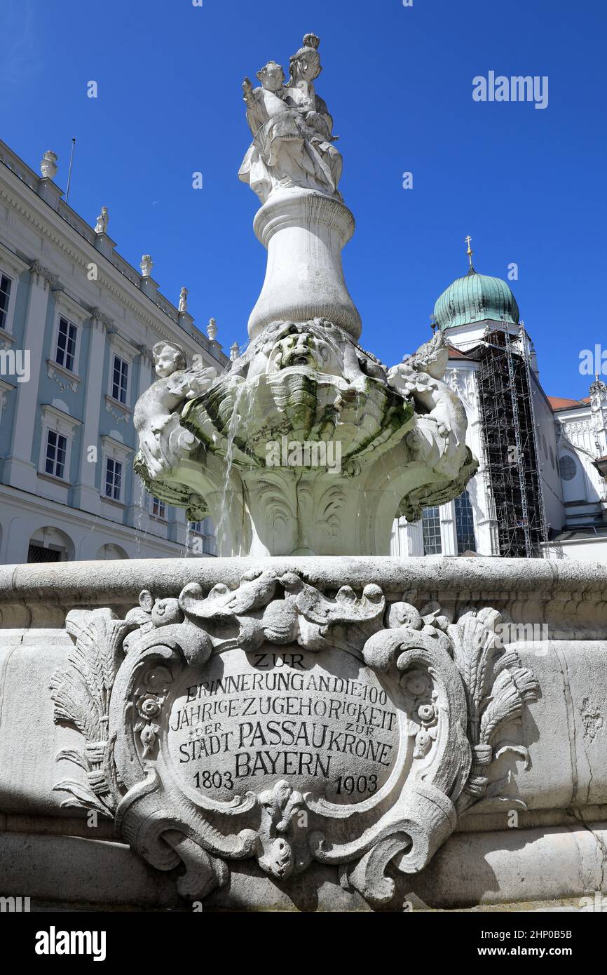 Der 'Wittelsbacherbrunnen' auf dem Residenzplatz in Passau wurde zum 100-jährige Jubiläum 1903 an die Zugehörigkeit Passaus zu Bayern angelegt. Gescha Stock Photo