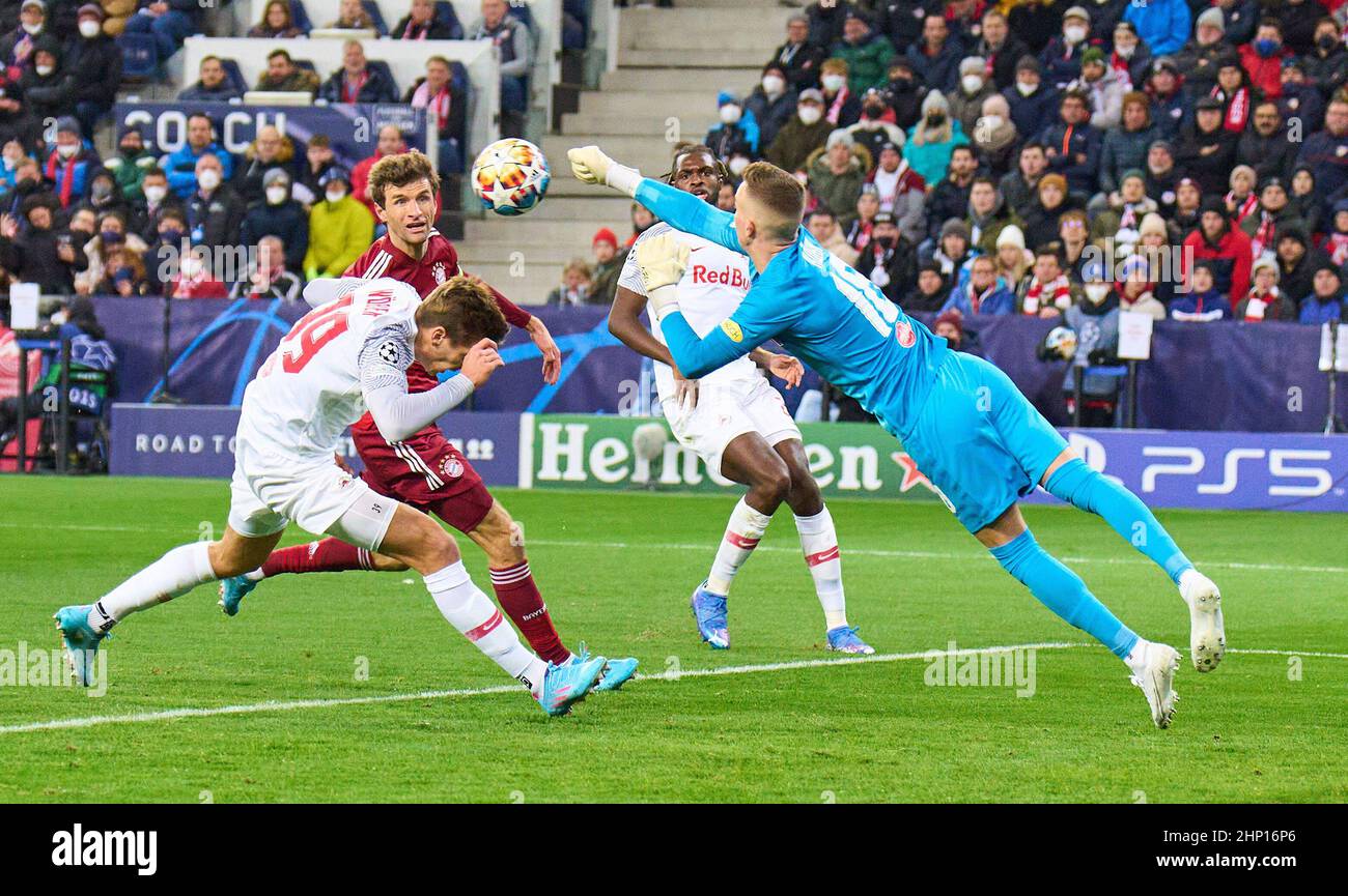 Philipp Köhn, FC Salzburg Nr. 1  compete for the ball, tackling, duel, header, zweikampf, action, fight against Thomas MUELLER, MÜLLER, FCB 25  in the match  FC Red Bull SALZBURG - FC BAYERN MUENCHEN of football UEFA Champions League, round of 16 in season 2021/2022 in Salzburg, Feb 16, 20201.  Achtelfinale, FCB, Red Bull,  © Peter Schatz / Alamy Live News Stock Photo