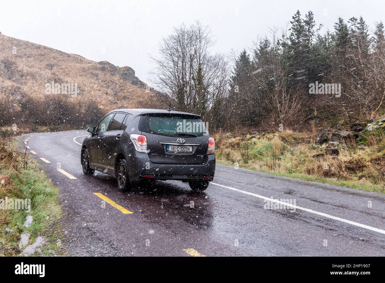 Cousane Gap. West Cork, Ireland. 18th Feb, 2022. Snow fell on the Cousane Gap today during Storm Eunice. Cars negotiated the road slowly as temperatures approached freezing. Credit: AG News/Alamy Live News Stock Photo