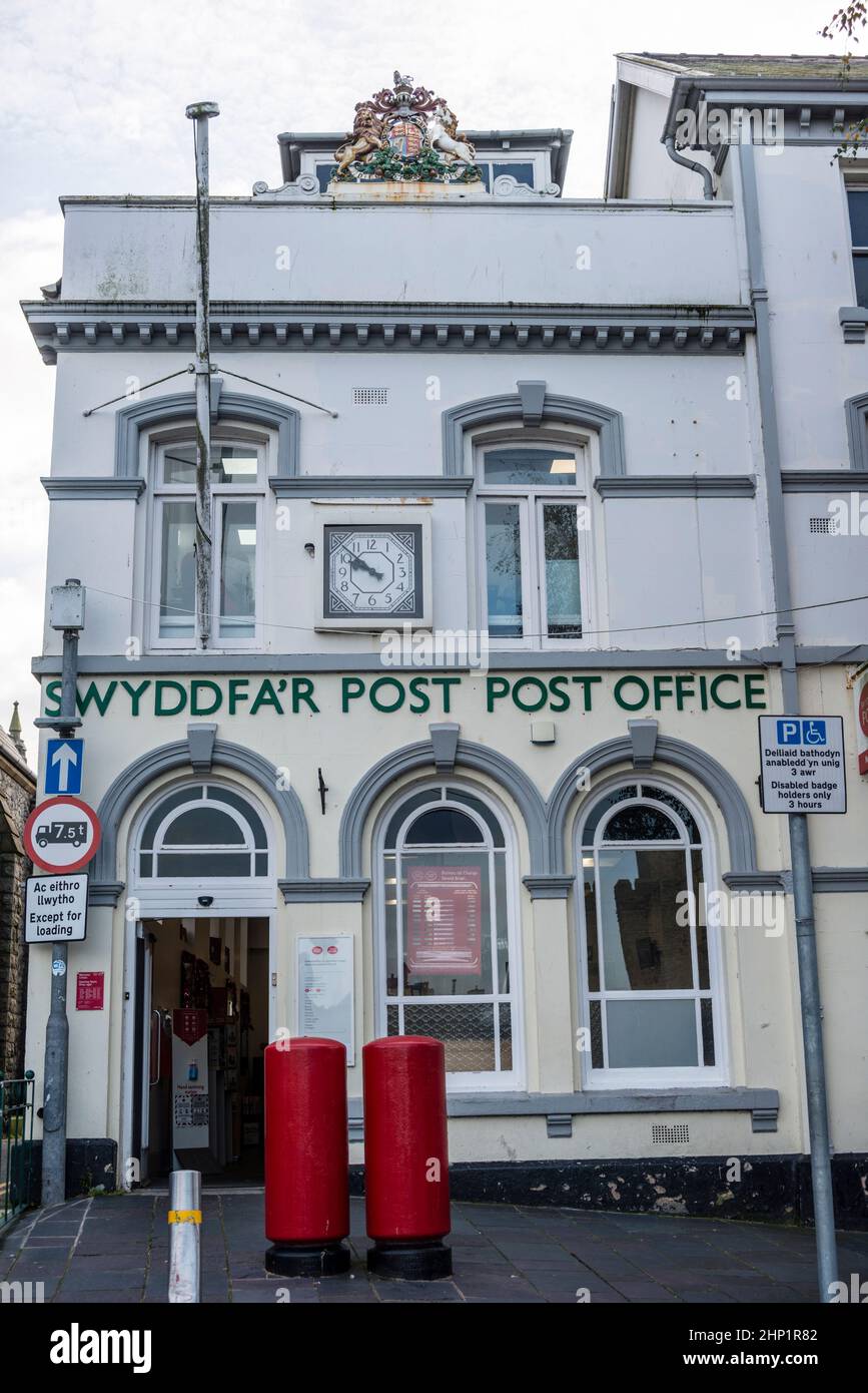 Swyddfa'r Post Office, Castle Square, Caernafon, Gwynedd, Wales Stock Photo